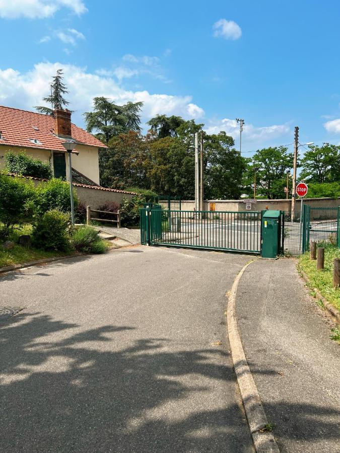 Appartement Spacieux Avec Balcon Saint-Fons Esterno foto